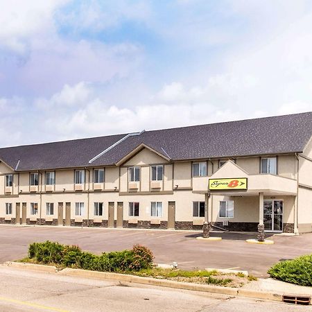 Super 8 By Wyndham Strathmore Exteriér fotografie