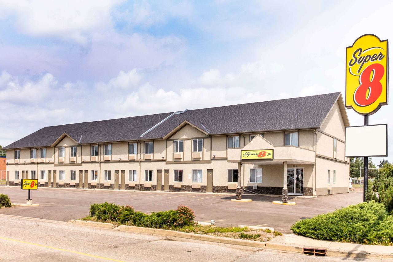 Super 8 By Wyndham Strathmore Exteriér fotografie