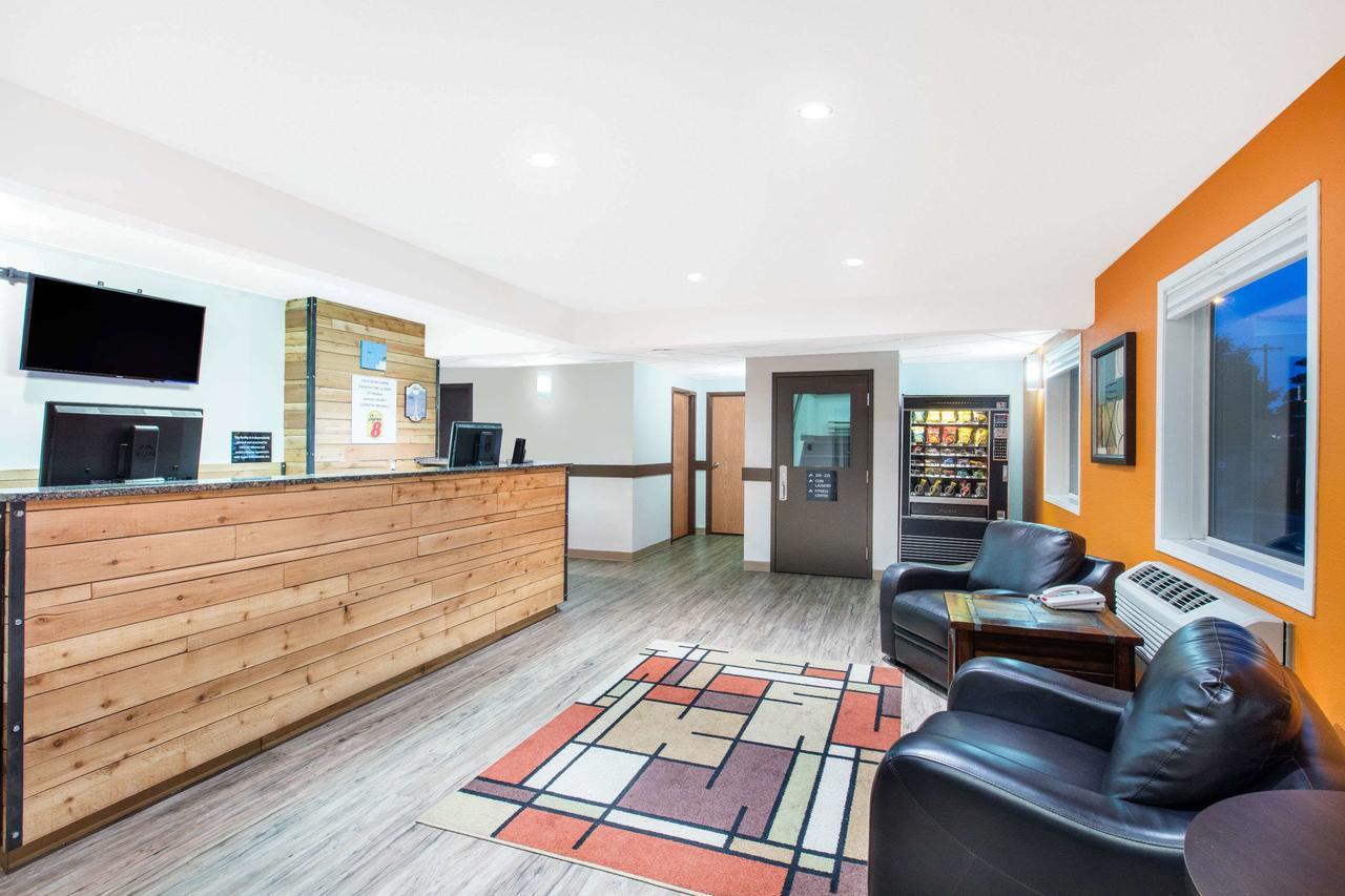Super 8 By Wyndham Strathmore Exteriér fotografie