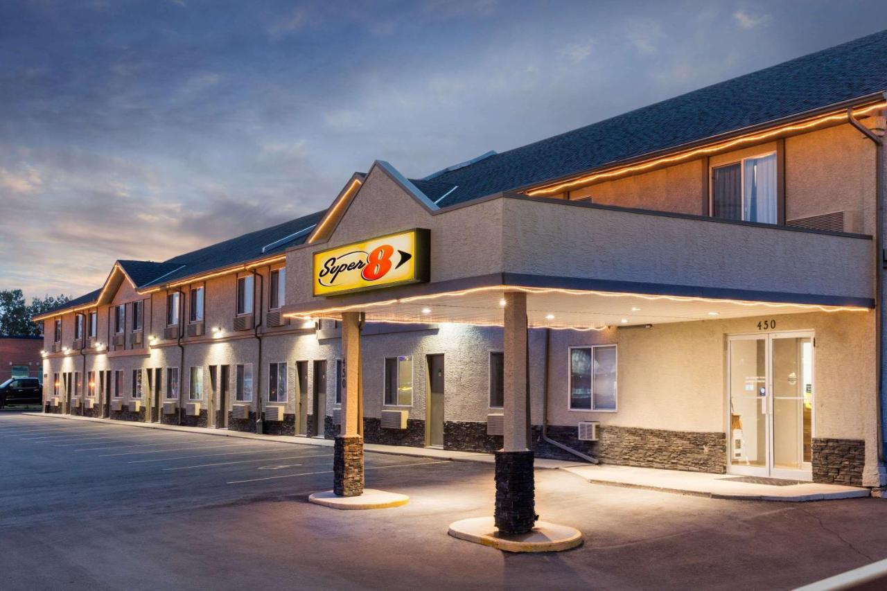 Super 8 By Wyndham Strathmore Exteriér fotografie