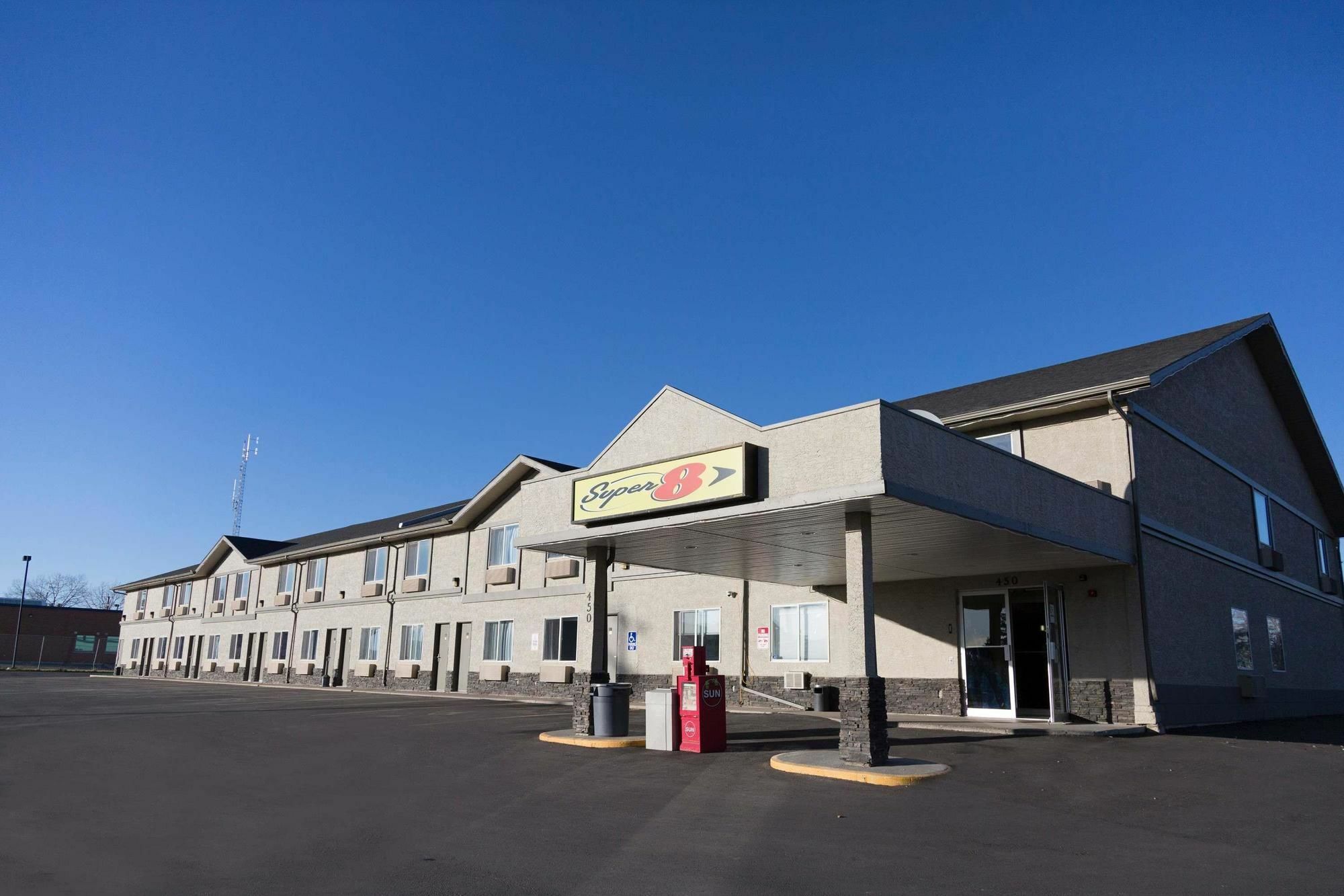 Super 8 By Wyndham Strathmore Exteriér fotografie