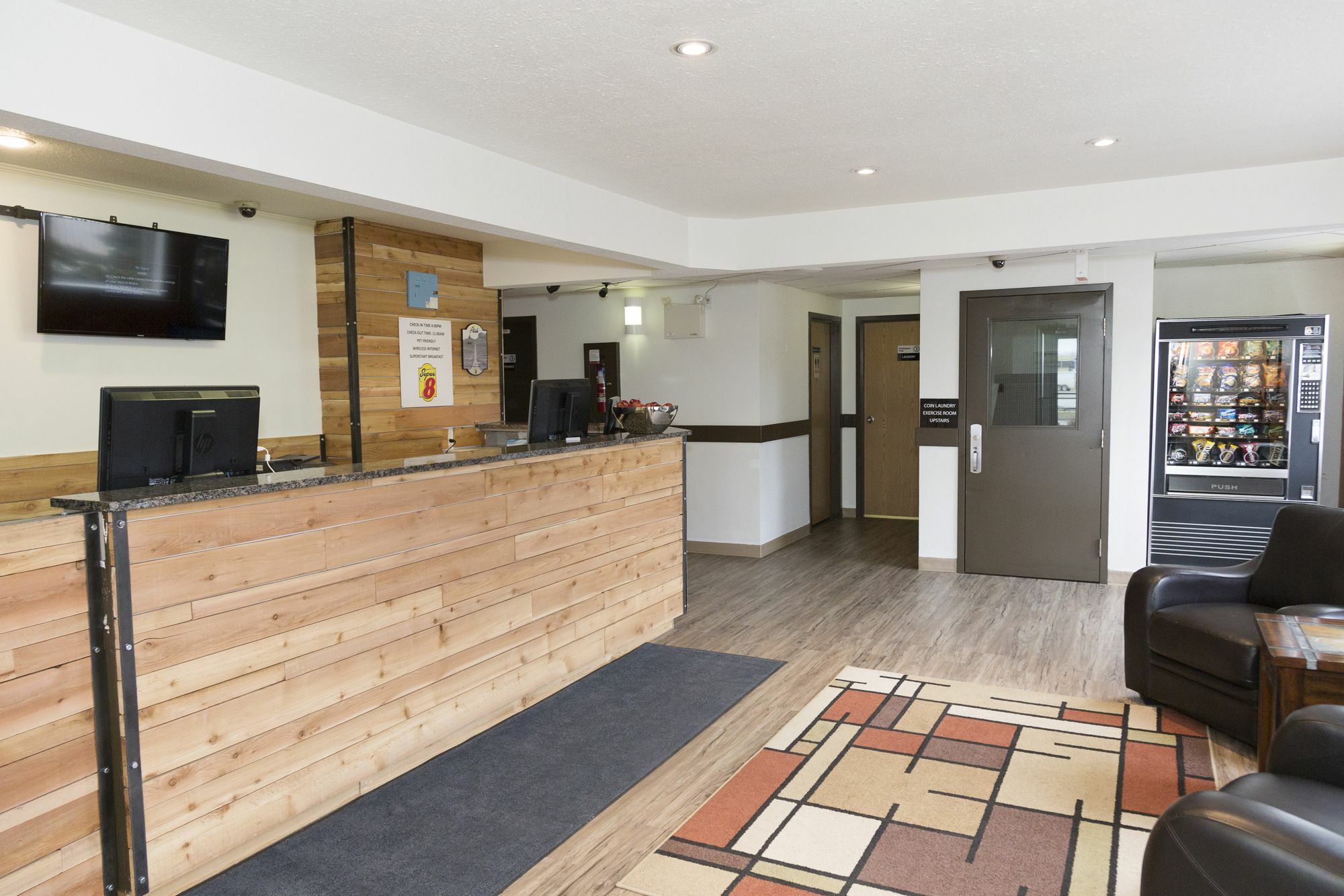 Super 8 By Wyndham Strathmore Exteriér fotografie