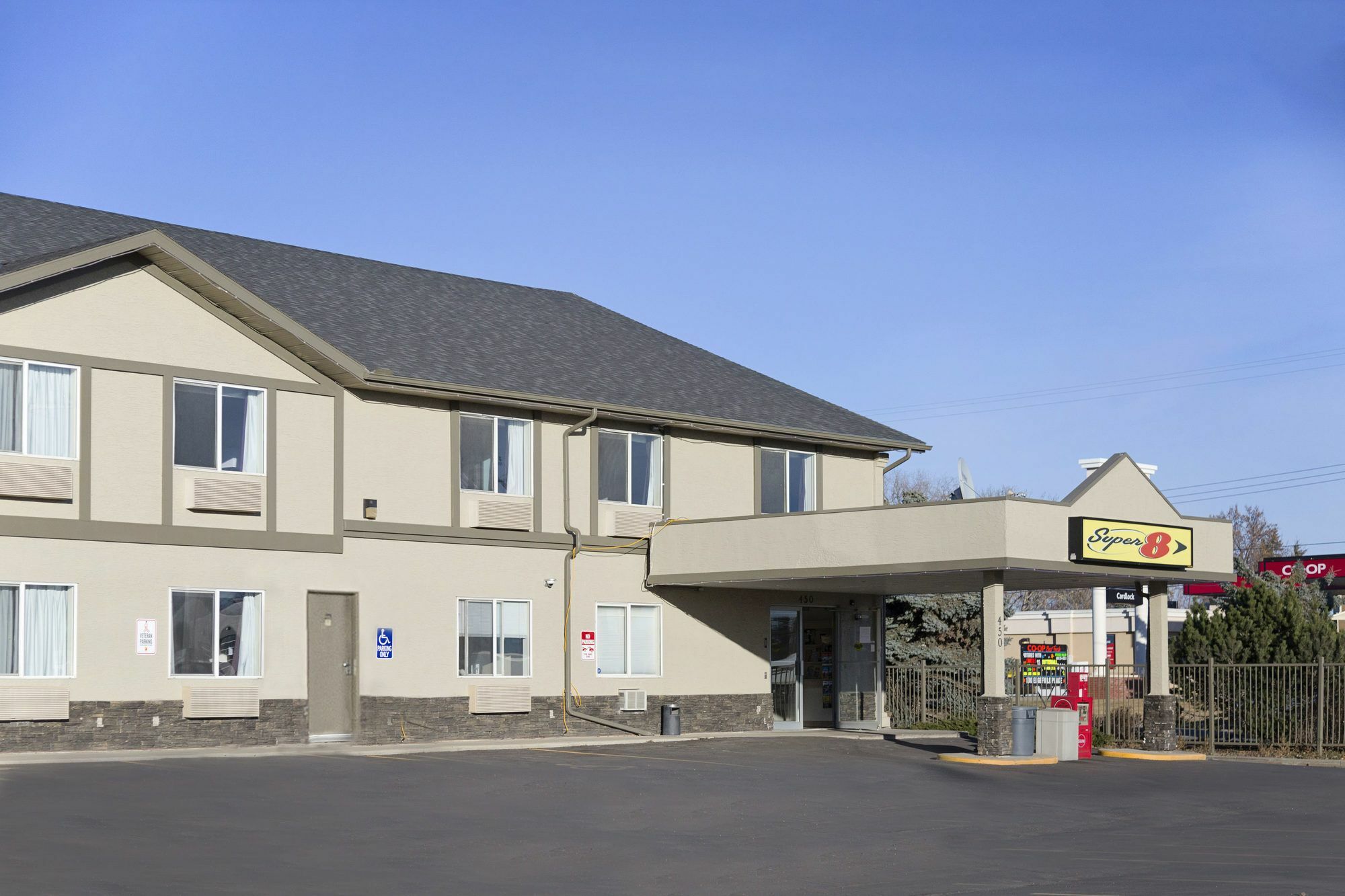Super 8 By Wyndham Strathmore Exteriér fotografie